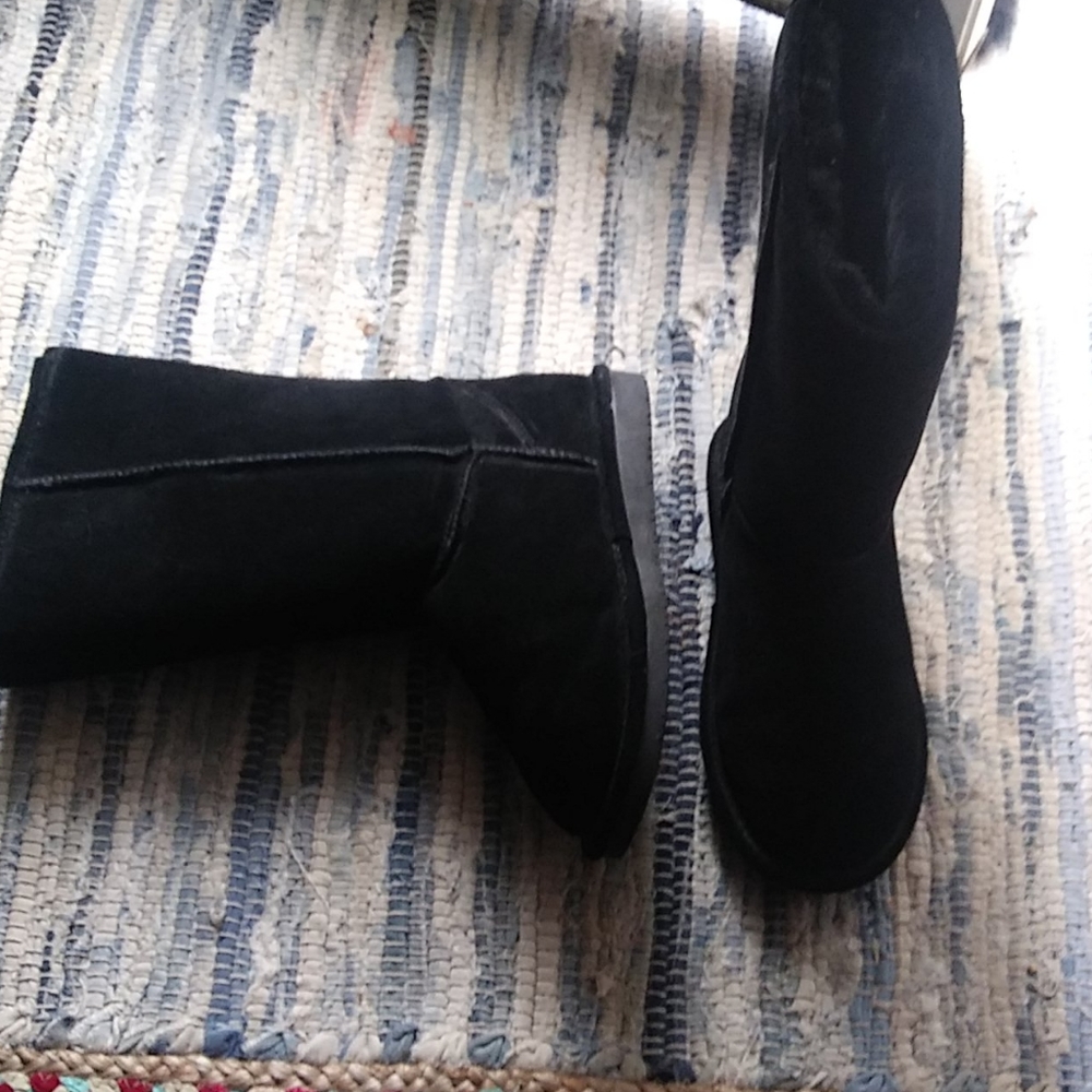 Bearpaw black suede boots